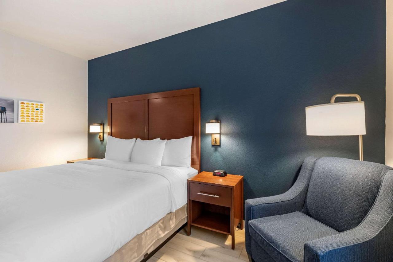 Comfort Inn & Suites Bennett Strasburg ภายนอก รูปภาพ